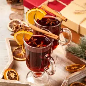 Glühwein und Punsch aus dem Holzchalet