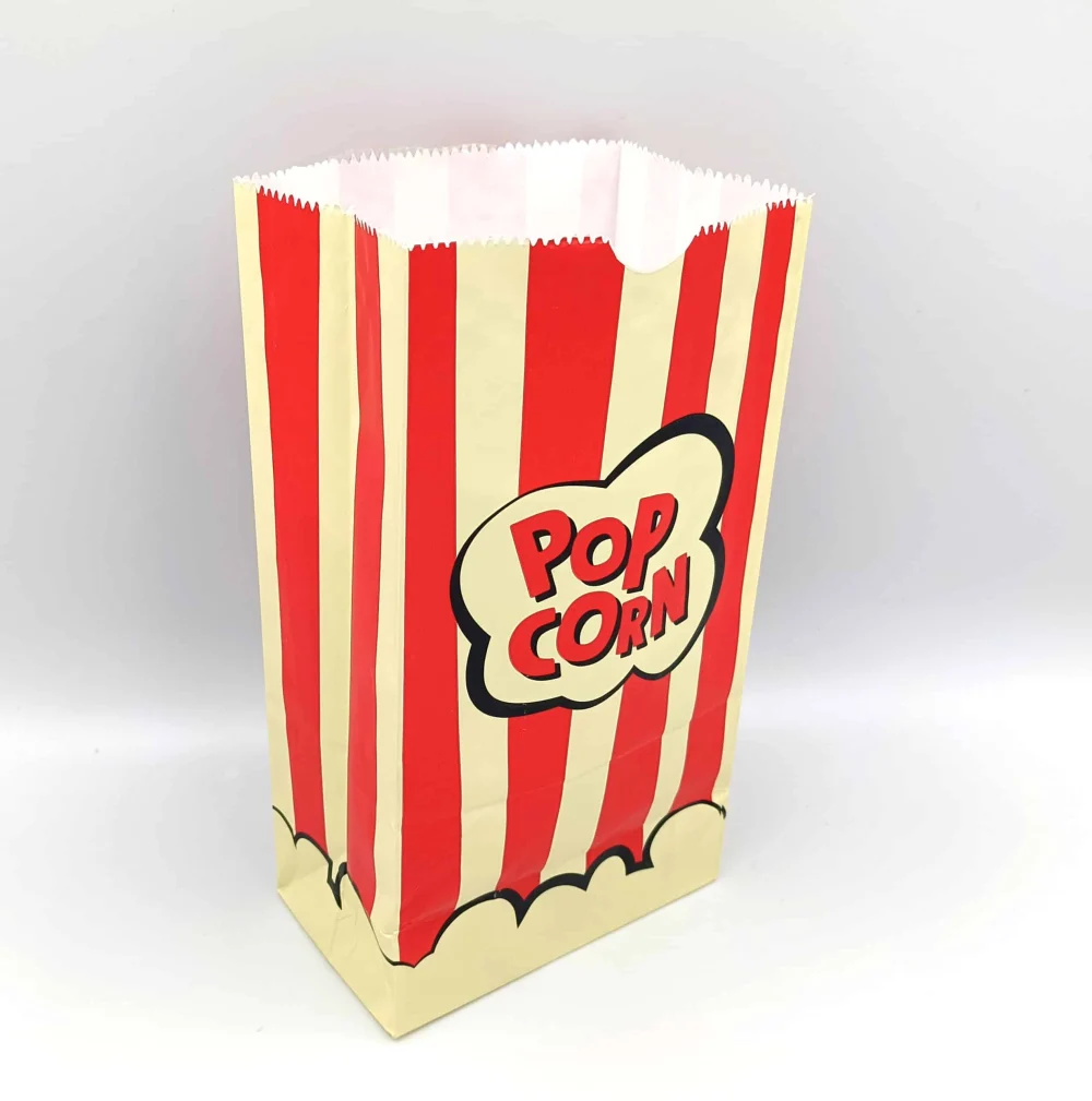 Retro-Popcorntüte für Events, Kinos oder Messen mit rot-weißem Design, befüllt mit frischem Popcorn – ideale Verpackungslösung für Snackverkauf.