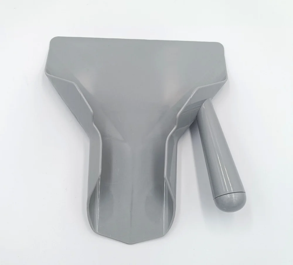 Graue Popcornschaufel aus lebensmittelechtem Kunststoff mit ergonomischem Griff – ideal für sauberes Portionieren.